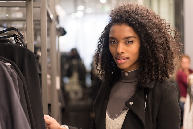 Joven negra haciendo compras en una tienda