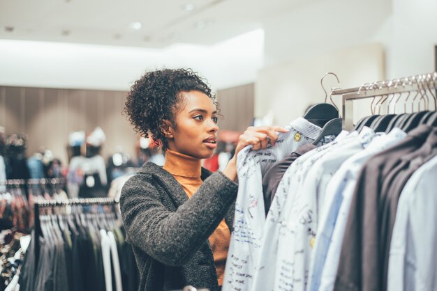 Joven negra haciendo compras en una tienda