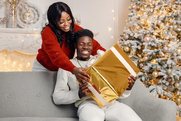 Joven negra sorprende a su novio en Nochebuena