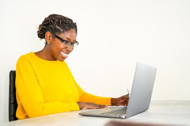 Joven negra teletrabajando desde casa