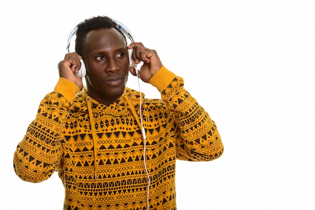 Joven negro africano con auriculares y escuchando música