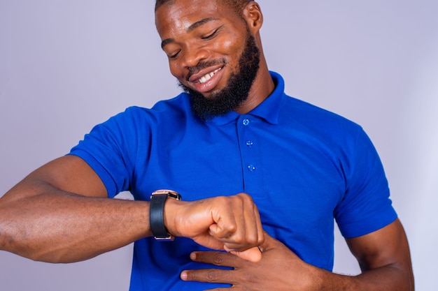 Foto joven negro apuntando ansiosamente a su reloj