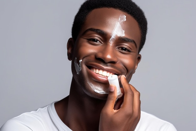 Joven negro cuidando su piel con crema facial nutritiva