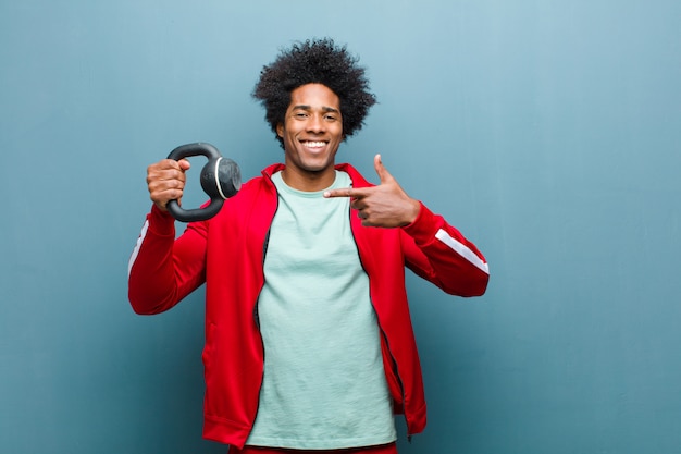 Joven negro deportista con una pesa