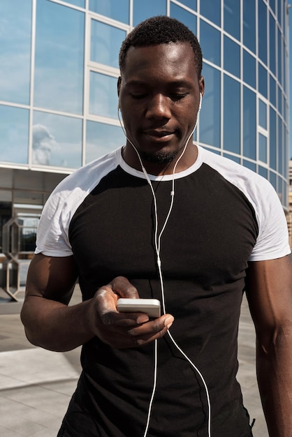 Joven negro escuchando música al aire libre