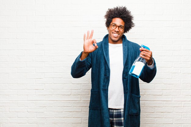 Joven negro de limpieza con producto limpio