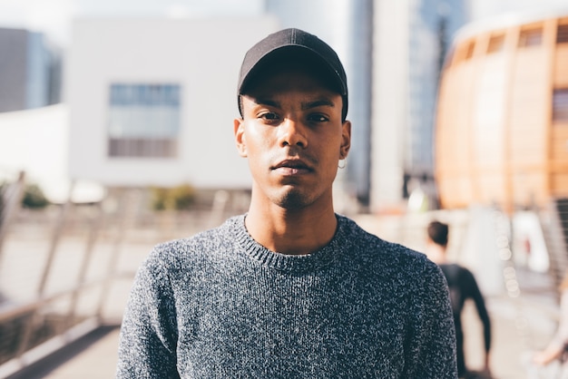 Joven negro posando a la cámara