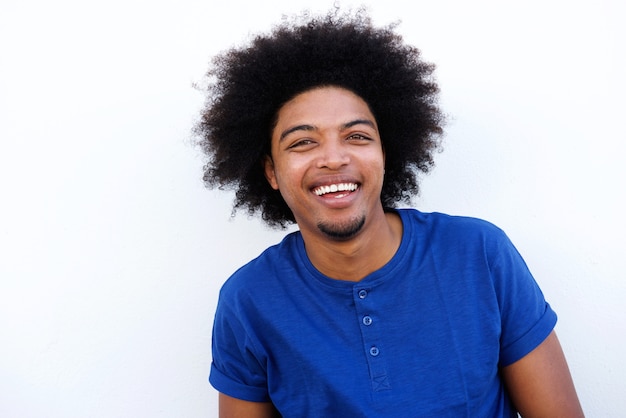 Joven negro riendo contra el fondo blanco