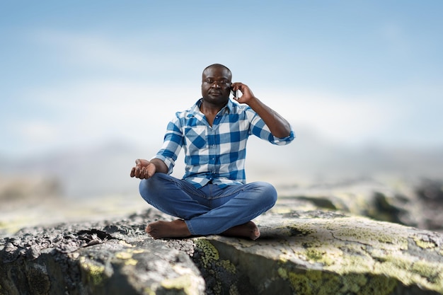 Joven negro sentado y meditando. Técnica mixta