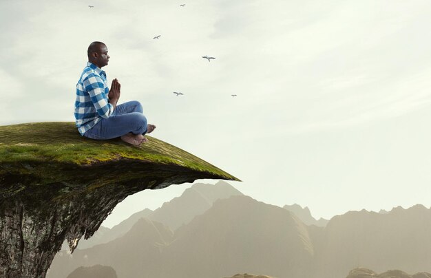 Joven negro sentado y meditando. Técnica mixta