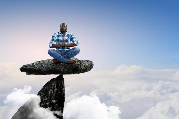 Joven negro sentado y meditando. Técnica mixta