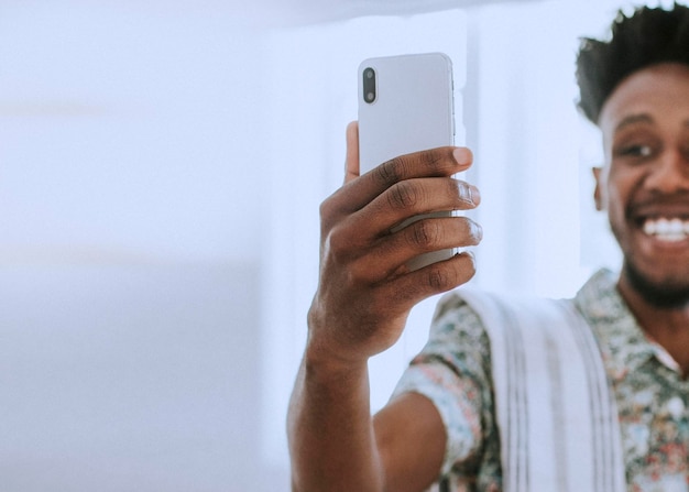 Joven negro tomando un selfie