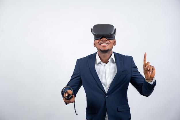 Joven negro usando un auricular y un controlador vr