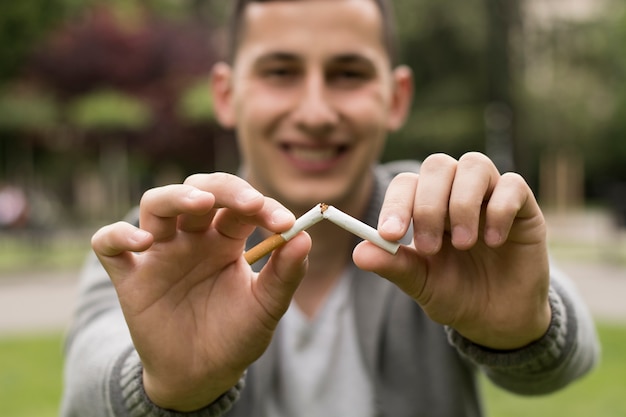 Foto el joven se niega a fumar y rompe el cigarrillo