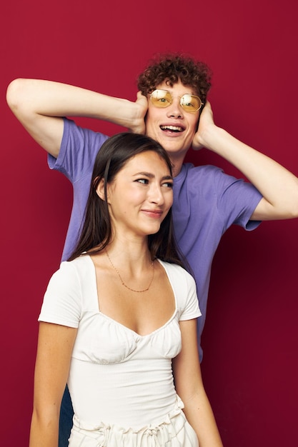 Joven y niña juntos amistad divertido estilo juvenil