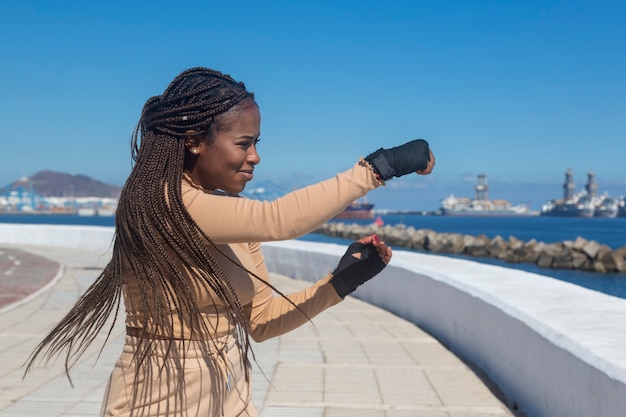 Joven, niña negra, entrenamiento, aire libre