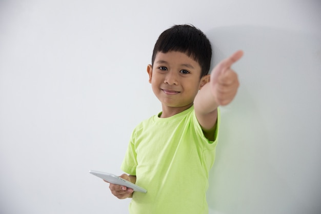 Joven, niño pequeño, utilizar, teléfono inteligente