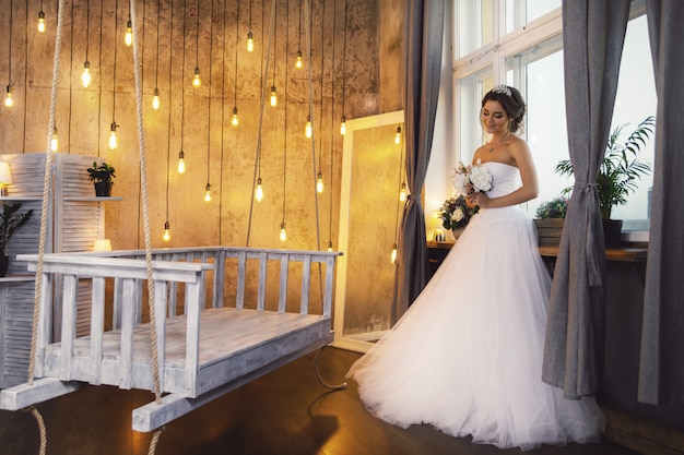 Joven novia feliz con un hermoso vestido exuberante