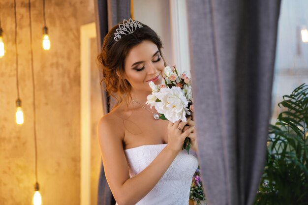 Joven novia feliz con un hermoso vestido exuberante