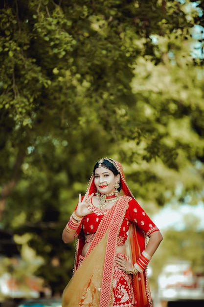 Joven novia india con lengha y joyas de oro