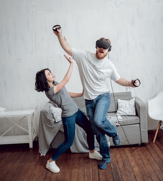 El joven con novia jugando con gafas de realidad virtual