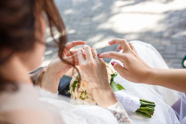 joven novia muestra un anillo de bodas a sus amigos