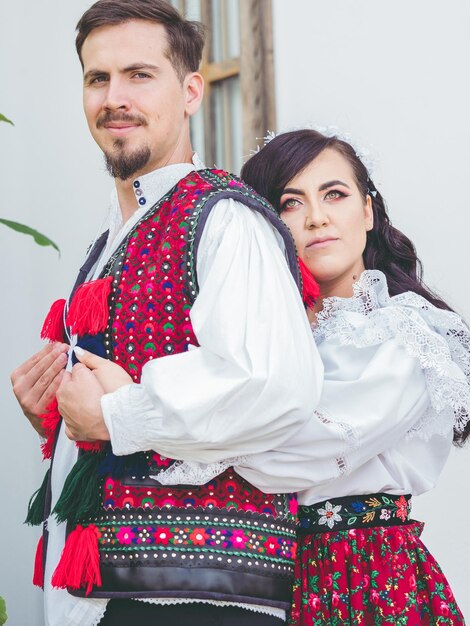 La joven novia y el novio vistiendo la tradición rumana en Maramures, Rumania