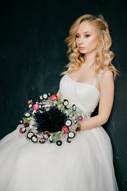 Joven novia con un vestido blanco