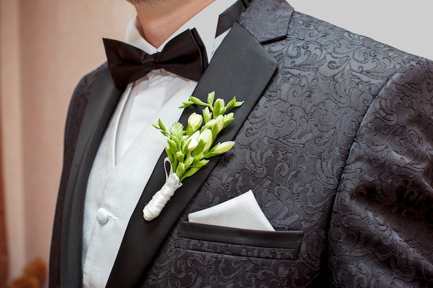 Foto el joven novio en el día de la boda