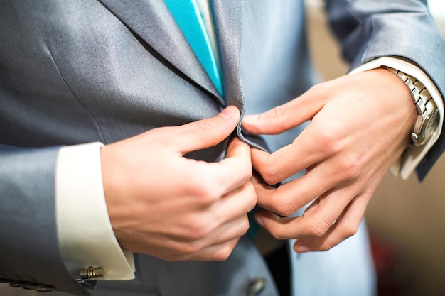 Foto el joven novio en el día de la boda