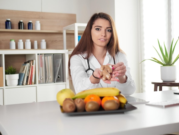 Joven nutricionista en el cargo