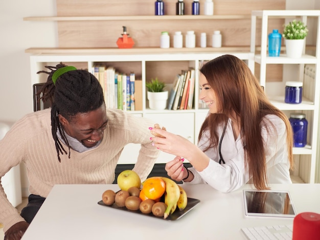 Una joven nutricionista en el consultorio sugiere comer jengibre a su paciente