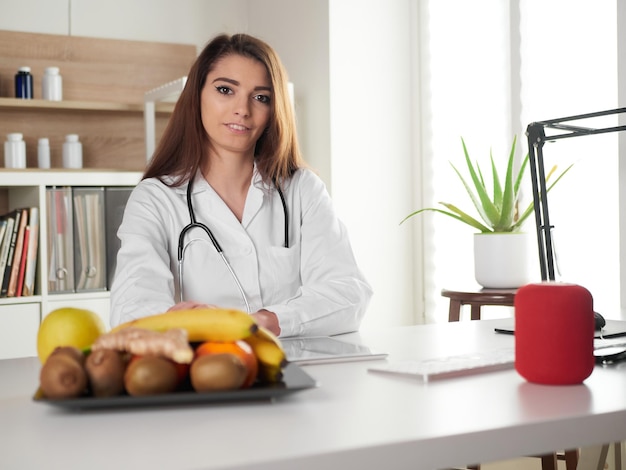 Joven nutricionista sosteniendo manzana