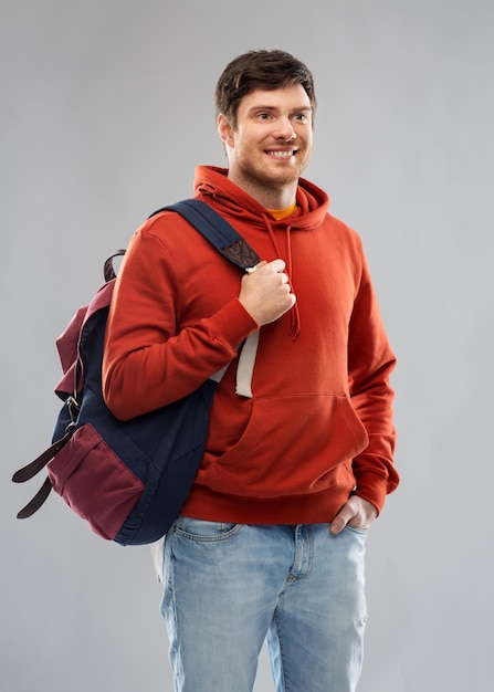 Foto joven o estudiante con bolsa o mochila escolar