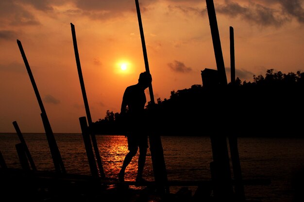 Foto joven, por, el, océano, en, ocaso