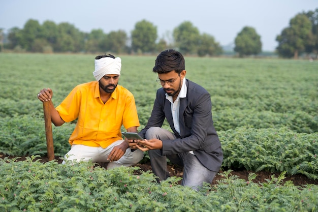 Joven oficial y agricultor indio