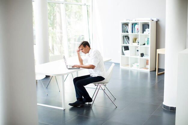 Joven en la oficina