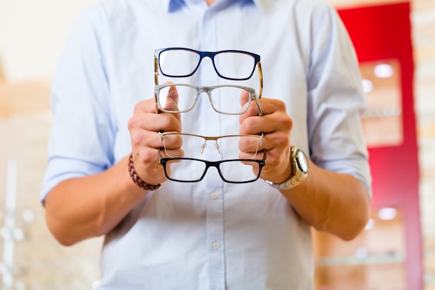 Joven, en, óptico, con, anteojos