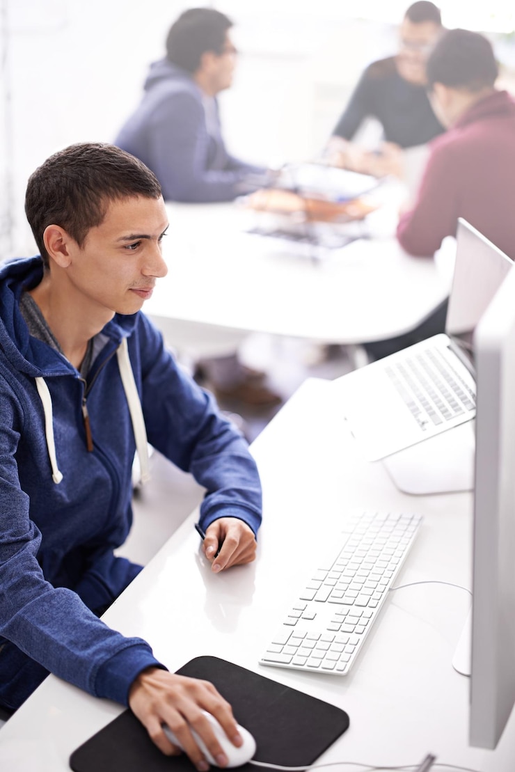 Foto joven ordenador y trabajando en el escritorio de oficina para el desarrollo web programación o tecnología de la información trabajador programador de negocios o diseñador en línea en planificación multimedia y proyecto de puesta en marcha