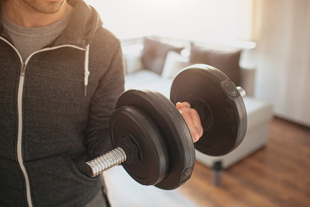 Foto joven ordinario haciendo deporte en casa