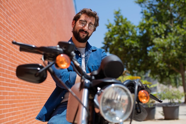 joven orgulloso en una moto