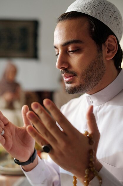 Foto un joven de oriente medio rezando el salat de cerca