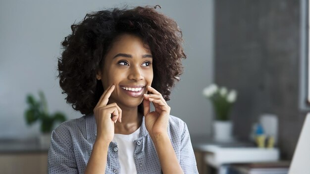 Joven paciente comprobando su sonrisa