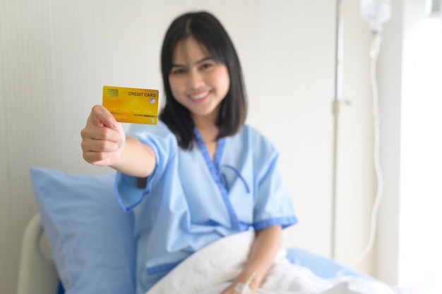 Una joven paciente tiene una tarjeta de crédito admitida en el hospital Concepto de atención médica