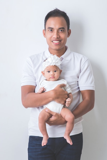 Joven padre asiático con su adorable bebé