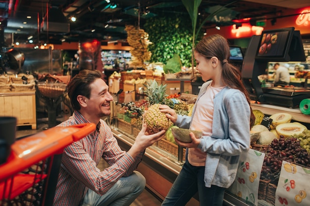 Joven padre e hija en la tienda de comestibles