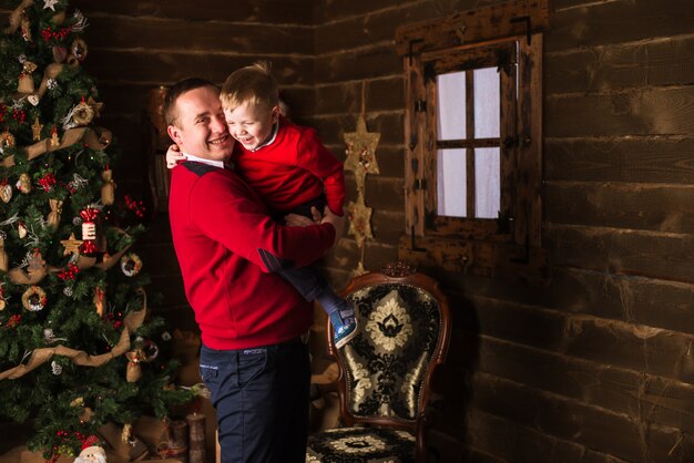 Joven padre e hijo celebrando la Navidad en casa