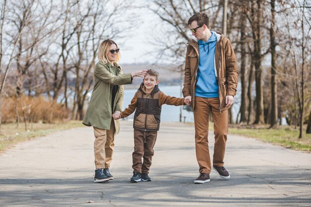 Joven padre de familia feliz madre e hijo