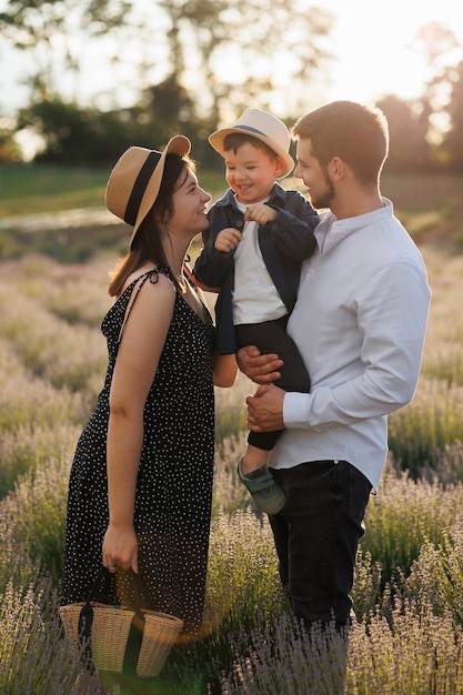 Foto joven padre de familia madre e hijo en el campo de lavanda