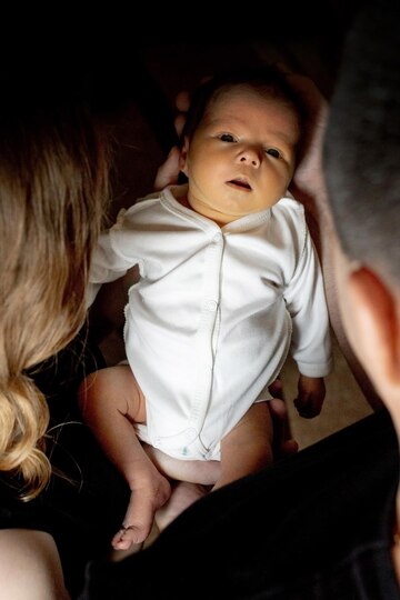 Joven Padre Y Madre Sosteniendo A Su Hijo Recien Nacido Mama Papa Y Bebe Concepto De Familia Feliz Copiar Espacio Foto Premium
